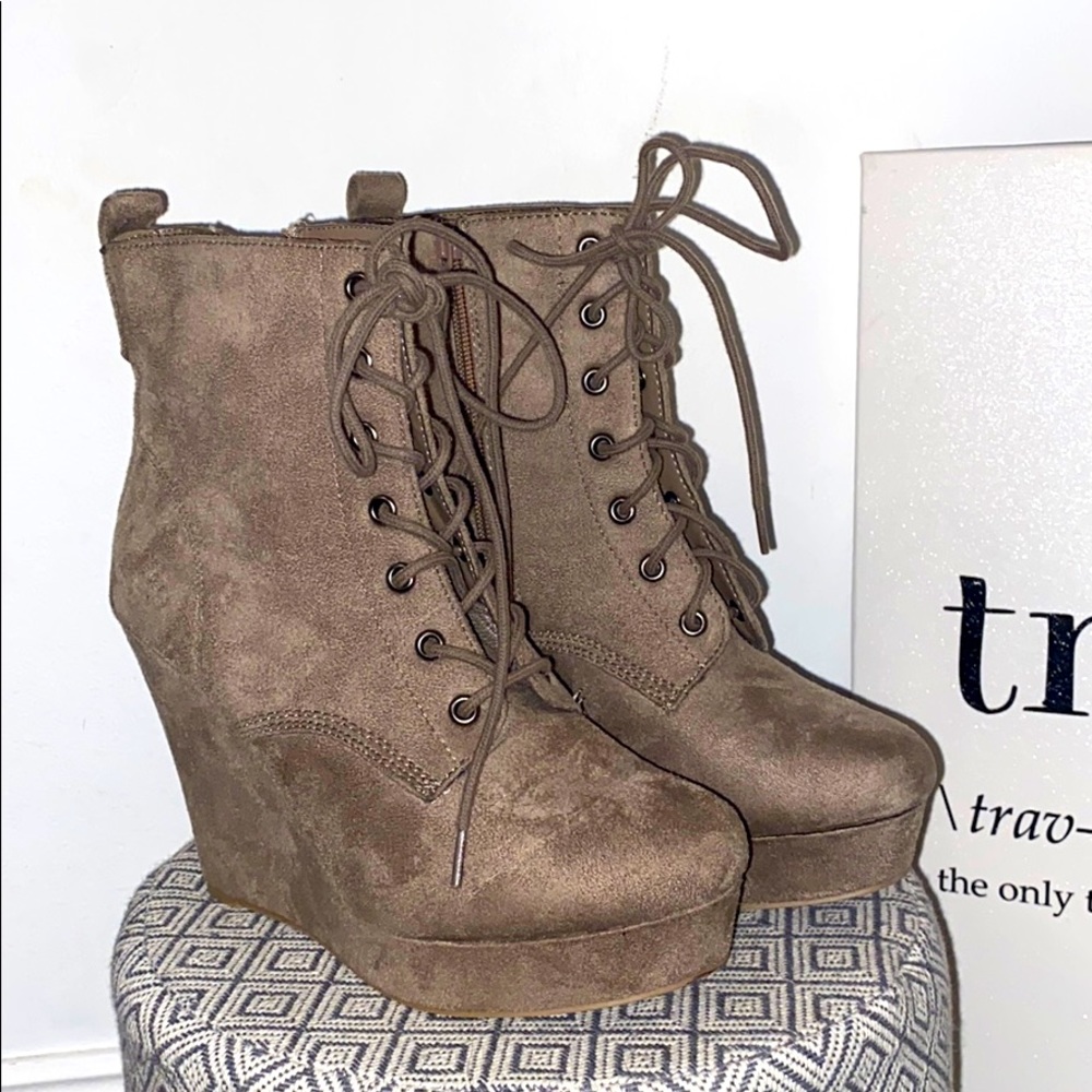 So cute gray beautiful suede boots